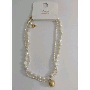 NEW Woman White Pearl Necklace With Golden Pendant